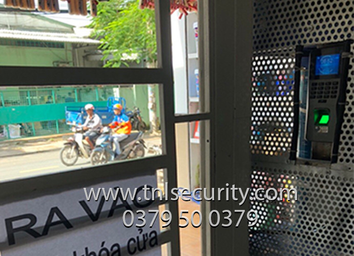 Lap-dat-khoa-van-tay-nha-tro-cho-cua-sat-nha-rieng-ta-Binh-Tan-TPHCM